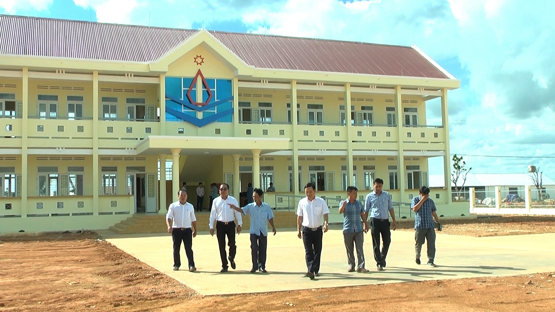 Bàn giao phân hiệu trường tiểu học và THCS  tại khu tái định cư số 2 xã Cư Bông